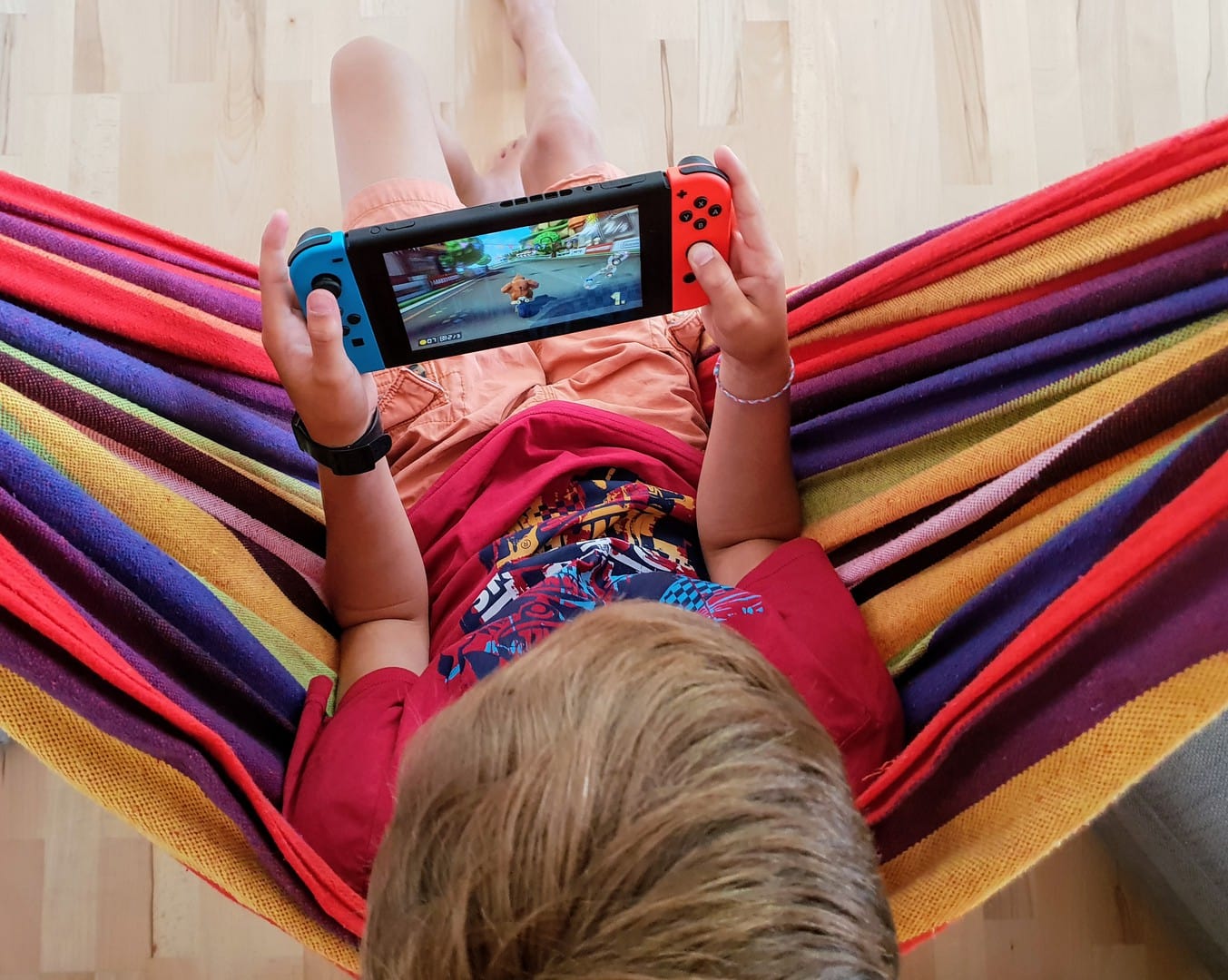 Junge spielt Nintendo Switch