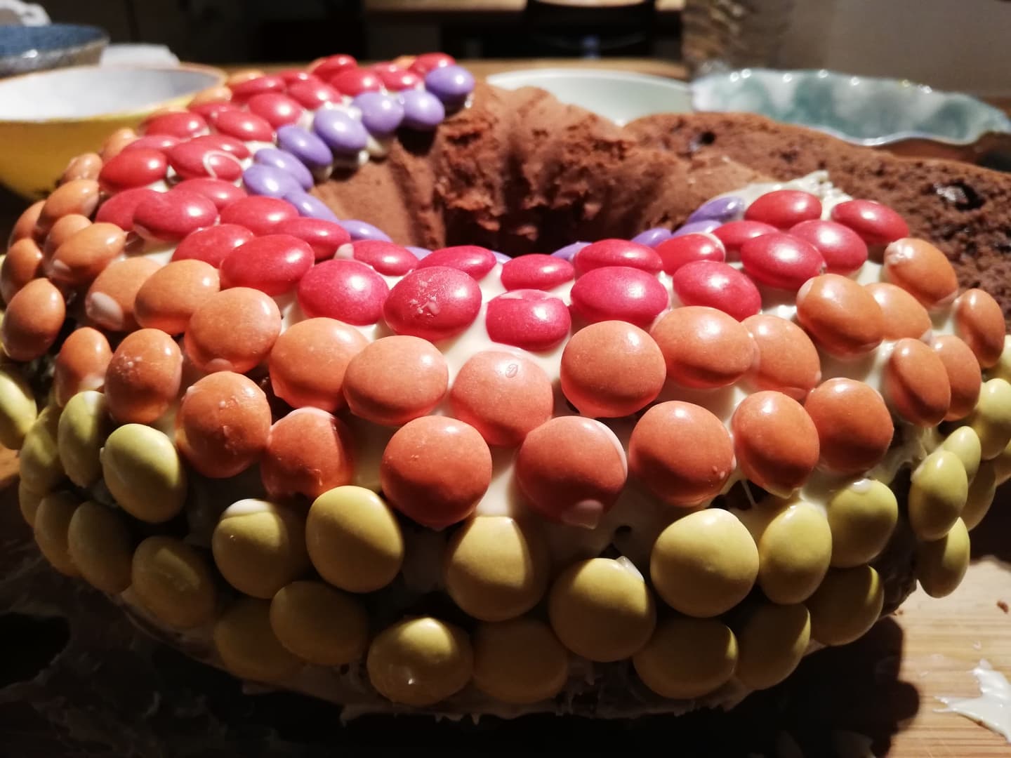 Regenbogenkuchen: Unser einfaches Rezept mit Smarties und Schokoladenteig
